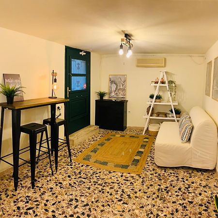 Airport Cottage House Артемида Екстериор снимка