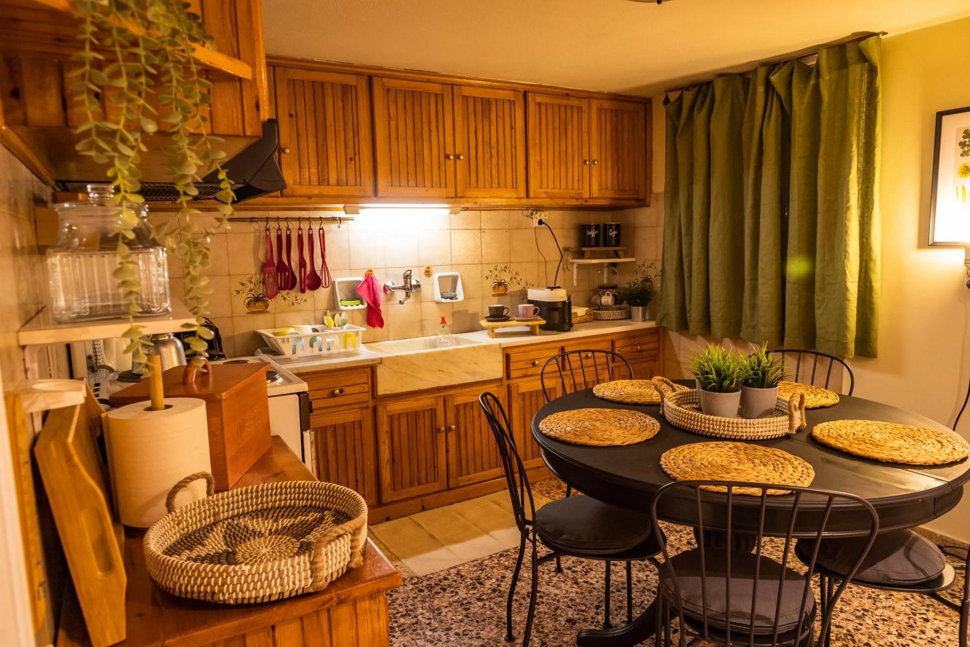 Airport Cottage House Артемида Екстериор снимка