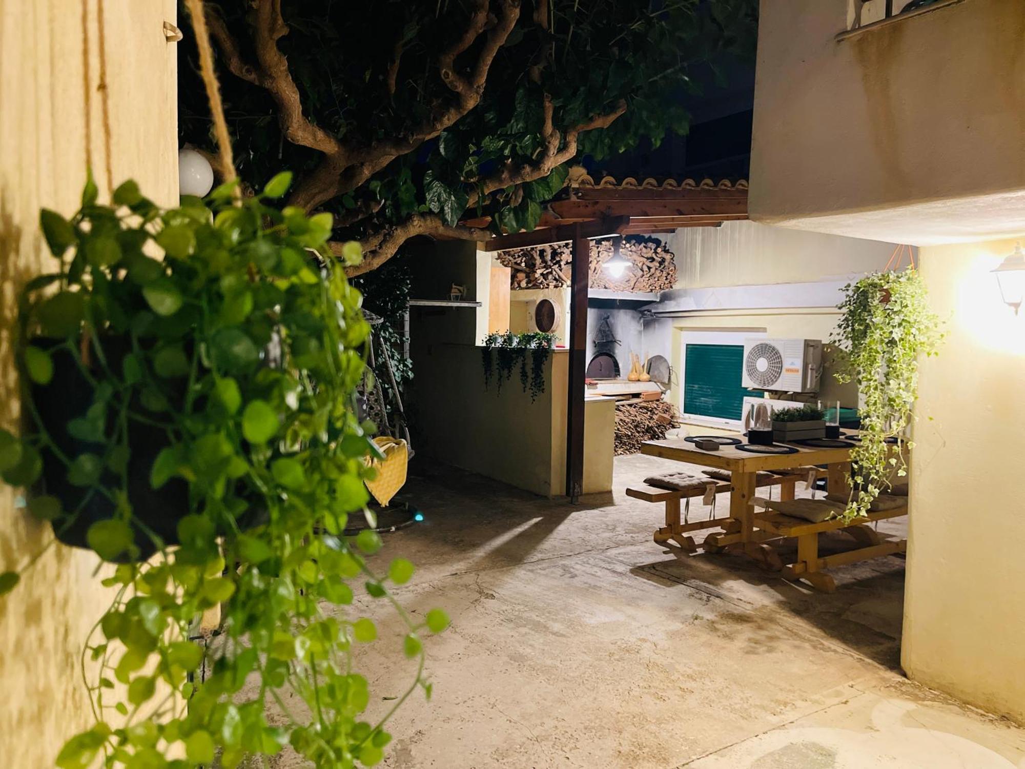 Airport Cottage House Артемида Екстериор снимка
