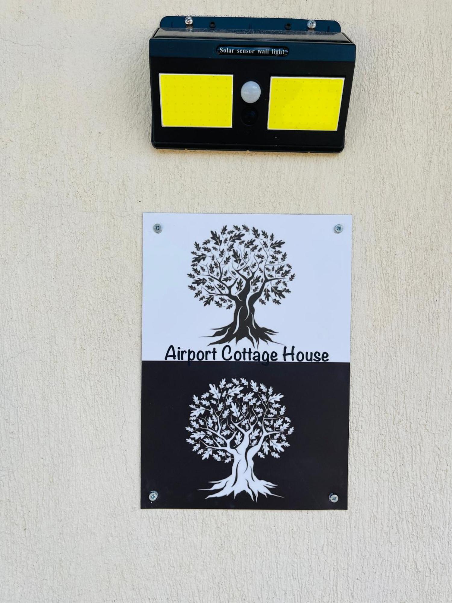 Airport Cottage House Артемида Екстериор снимка